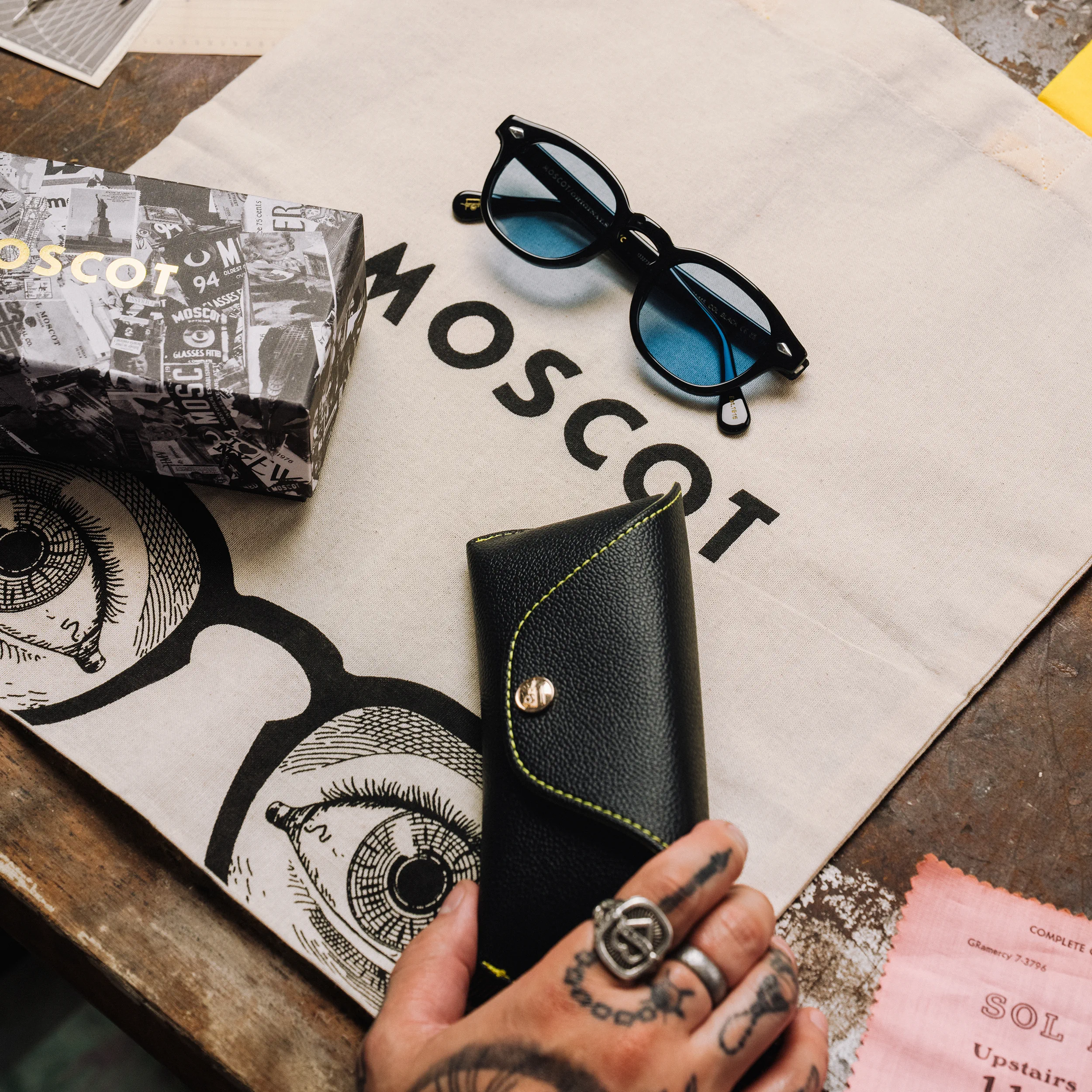 MOSCOT-briller med etui og magasiner