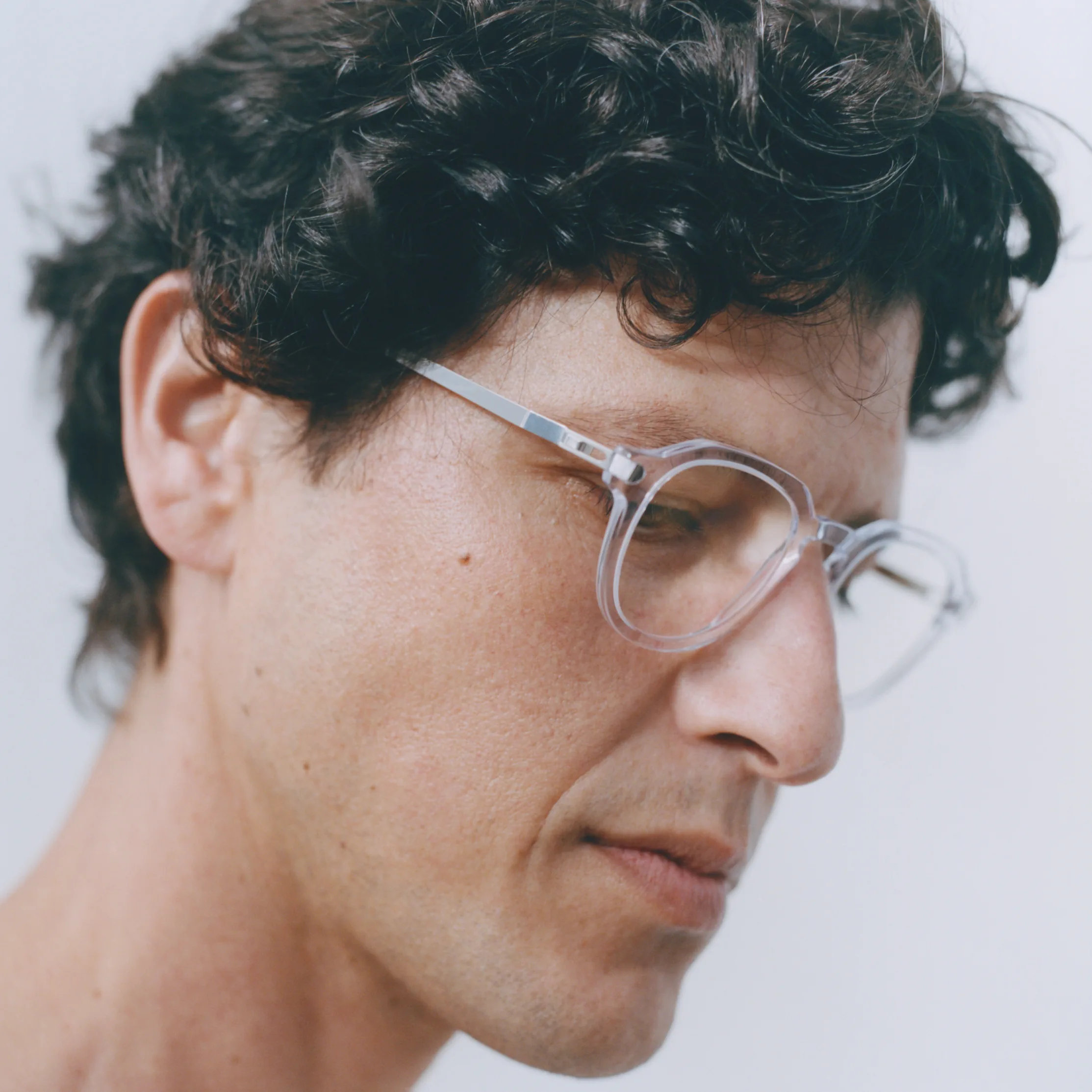 Mand med gennemsigtige briller fra MYKITA